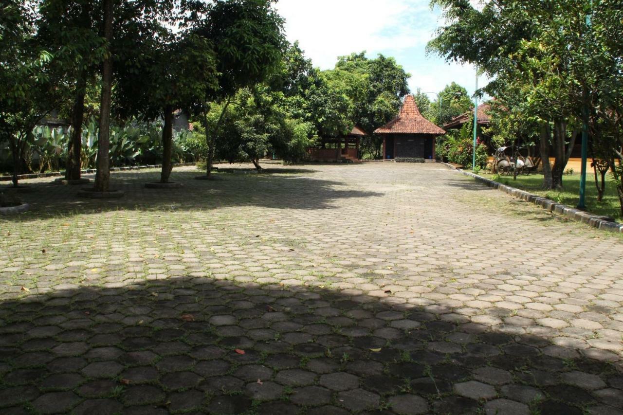 Kampoeng Wisata Rumah Joglo Bogor Exterior foto