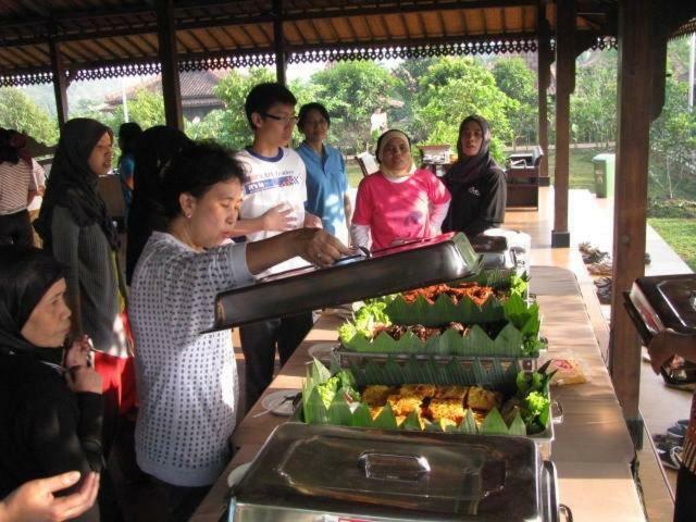 Kampoeng Wisata Rumah Joglo Bogor Exterior foto